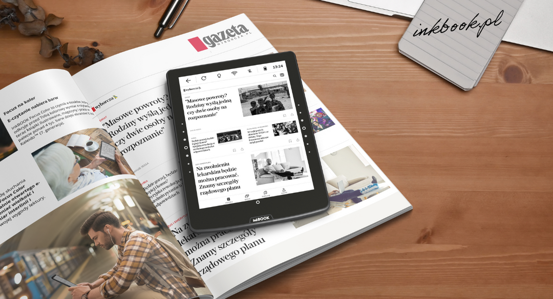 Czytnik inkBOOK leży na gazecie z otwartą aplikacją gazety wyborczej