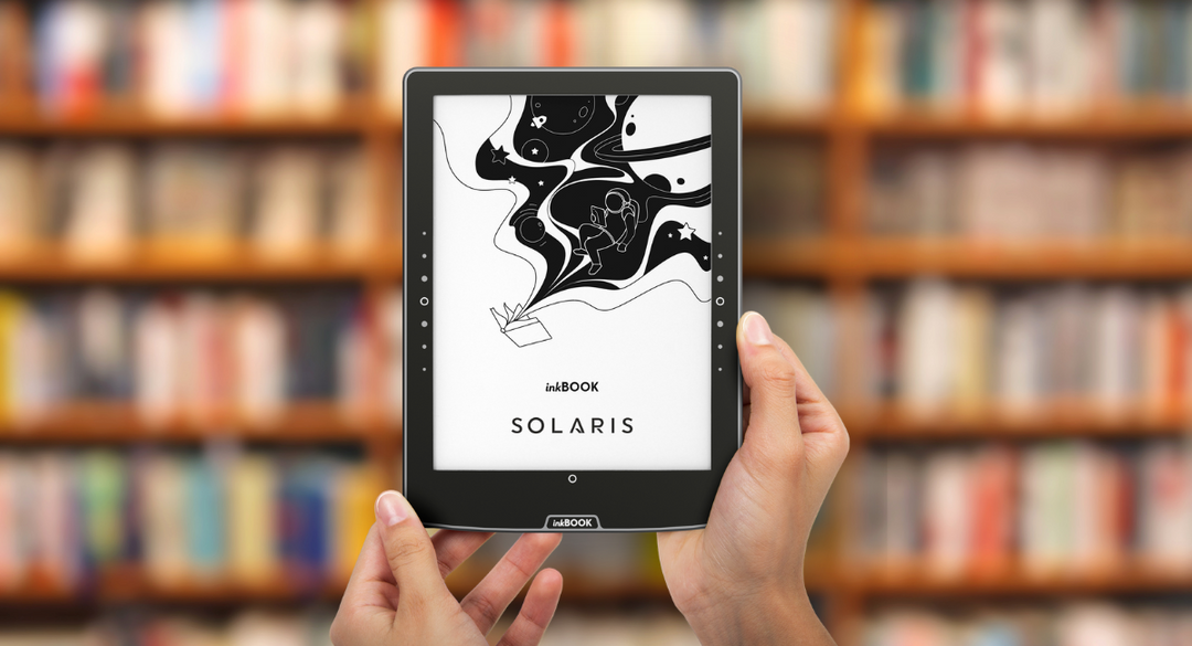 czytnik ebook inkbook solaris na tle półki z książkami