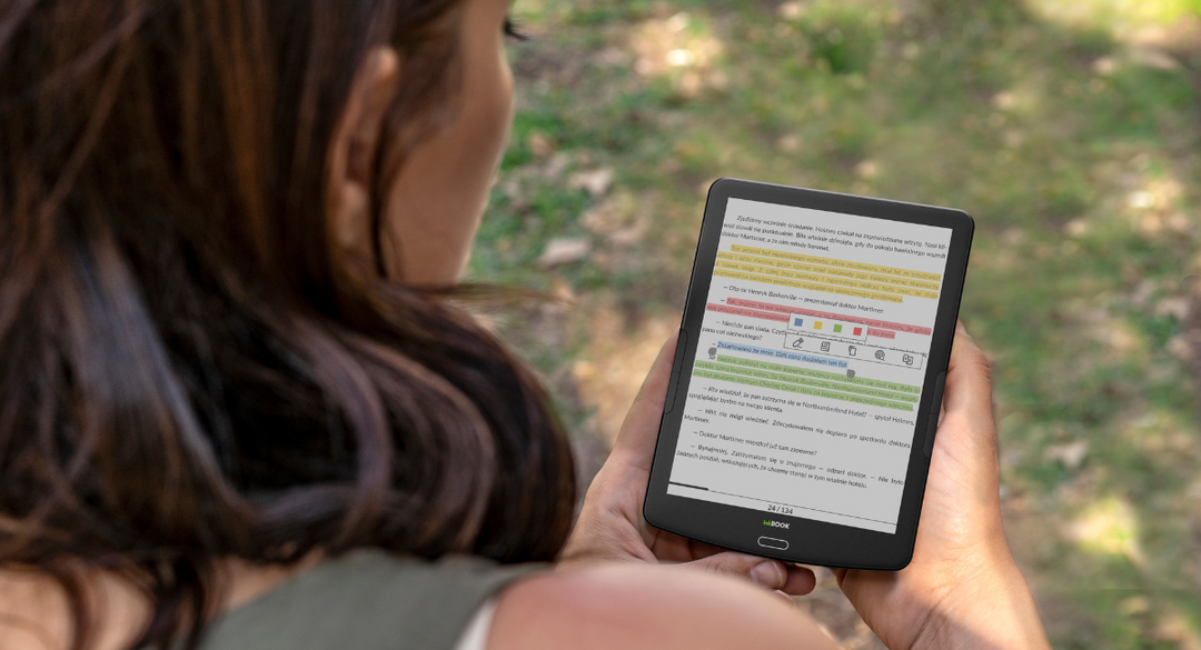 dziewczyna czyta na czytniku ebook inkBOOK i dodaje kolorowe zakładki