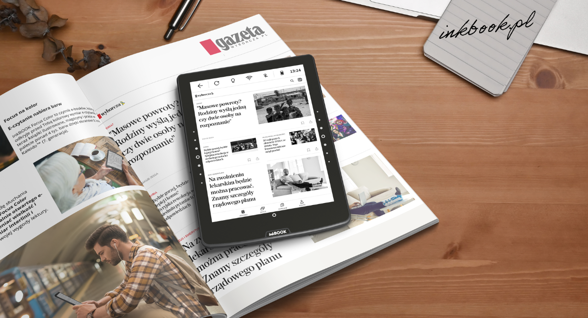 Czytnik inkBOOK leży na gazecie z otwartą aplikacją gazety wyborczej