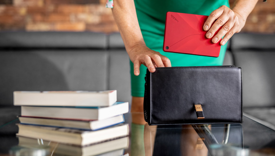 kobiet wkłada czytnik ebook calypso plus do torebki